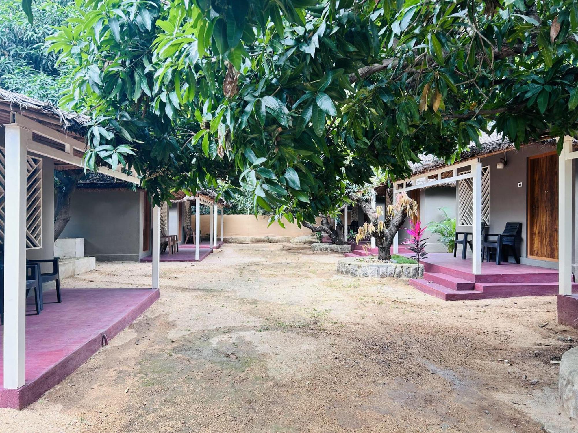 Hampi Village Resort & Tutti Cafe エクステリア 写真